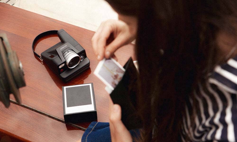 Polaroid I-2 Cámara Instantánea en color negro vista de perfil