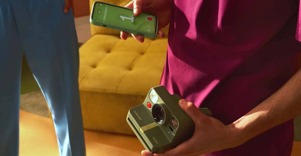 Polaroid Now+ Gen 2 i-Type conectada a un smartphone