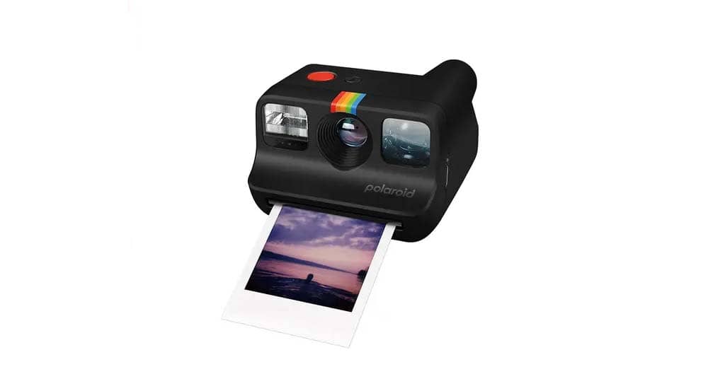 Polaroid Go Gen 2 en color negro imprimiendo una foto instantánea vista de perfil