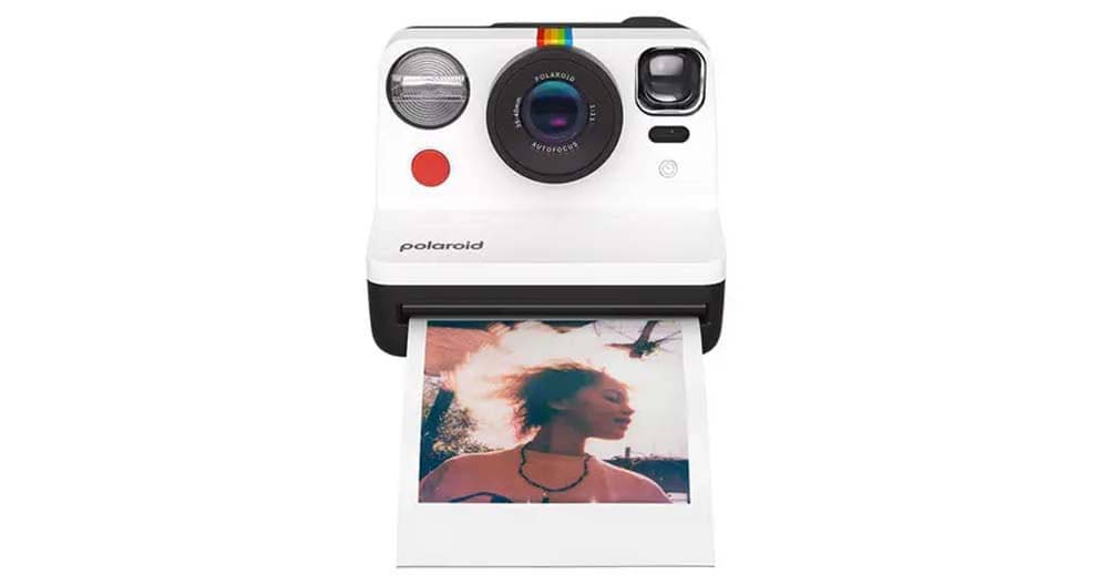 Polaroid Now Gen 2 i-Type imprimiendo una foto instantánea