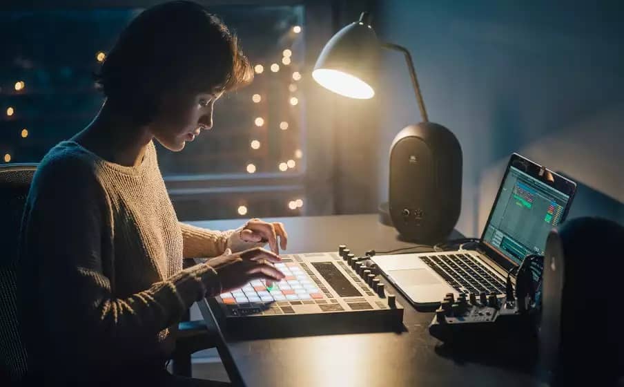 Chica componiendo música utilizando los Monitores 104 SET-BT