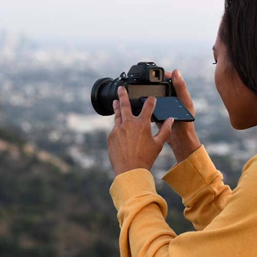 Chica grabando un video con la Nikon Z50 Cámara Digital sin espejo con Objetivo 16-50 mm