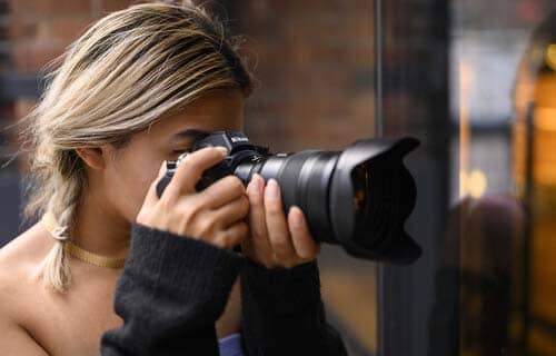 Chica tomando una foto con la Nikon Z6 II Cámara Digital