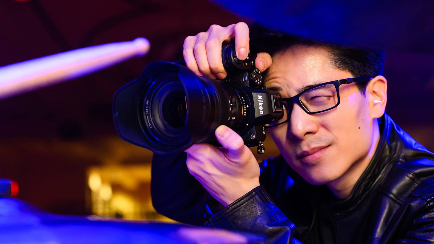 Fotógrafo usando la Nikon Z5II en un evento