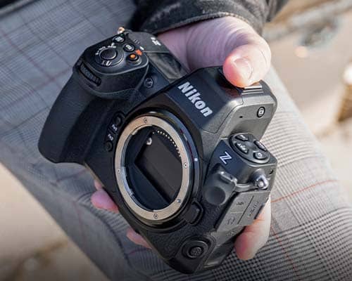Nikon Z8 Cámara Digital con lente 24-120mm vista frontal (solo cuerpo)