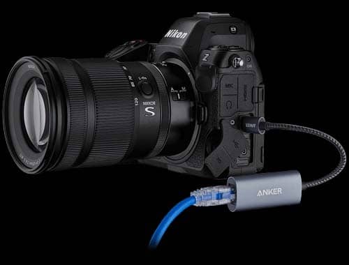 Nikon Z8 Cámara Digital conectada a un adaptador de red vista de perfil