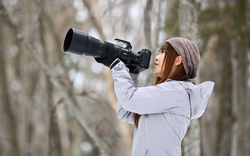 Fotógrafa usando el Nikon Objetivo NIKKOR Z 180-600 mm en una cámara digital