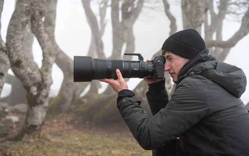 Fotógrafo usando el Nikon Objetivo NIKKOR Z 180-600 mm en una cámara digital