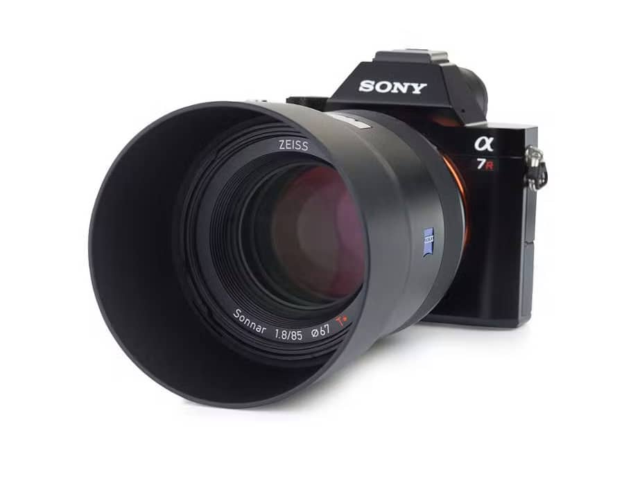 Zeiss Objetivo 85mm f1/8 montado en una cámara SONY alpha 7R