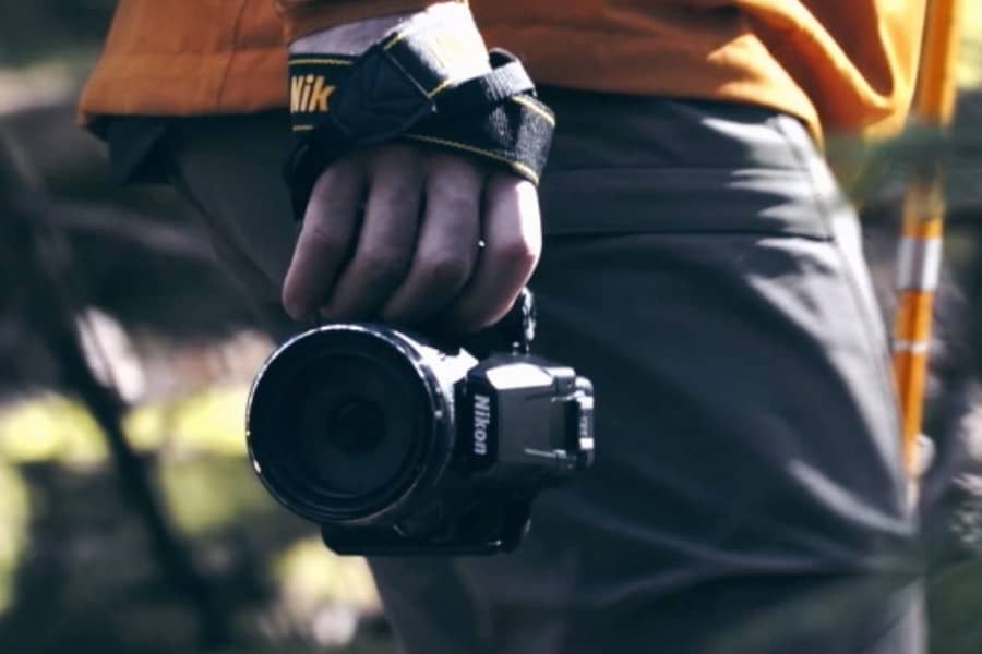 Hombre llevando la Nikon COOLPIX P950 en la mano
