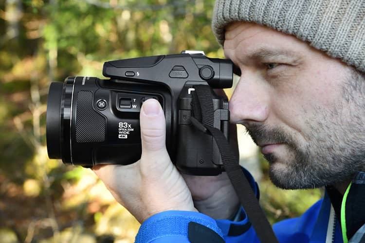 Hombre tomando una fotografía con la Nikon COOLPIX P950