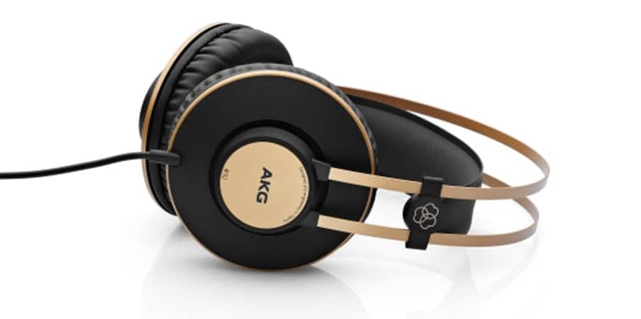 Audífonos cerrados AKG K92 vista lateral en una mesa Audífonos AKG K92 vista lateral en una mesa