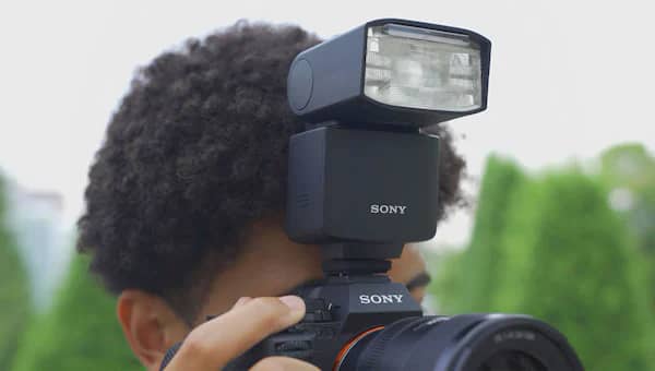 Flash conectado a la SONY a7 IV Cámara sin espejo