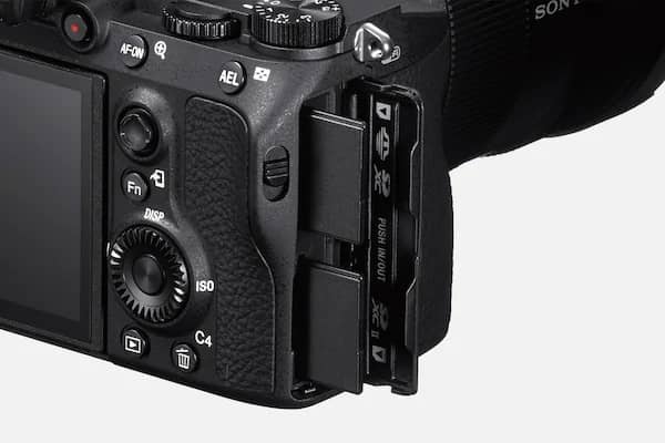 Dos ranuras para tarjetas SD de la cámara Sony a7 III