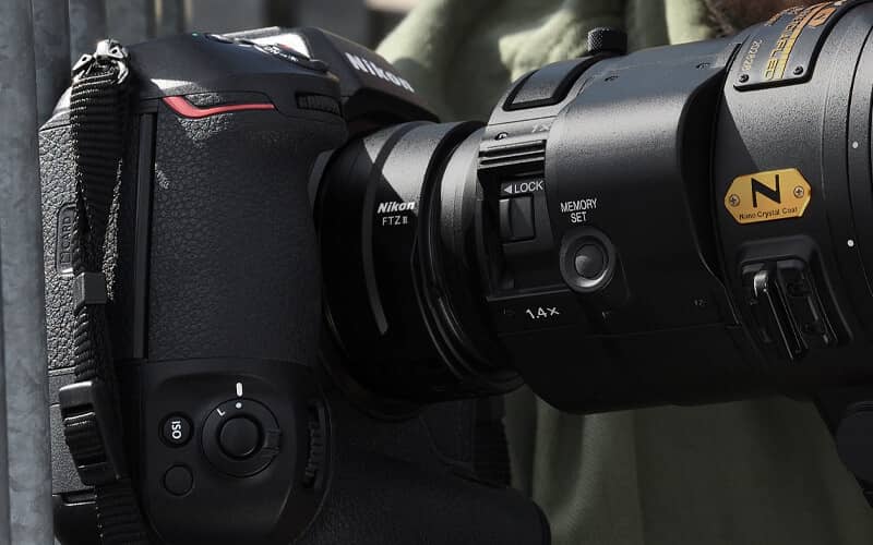 Nikon FTZ II Adaptador de montura montado en una cámara