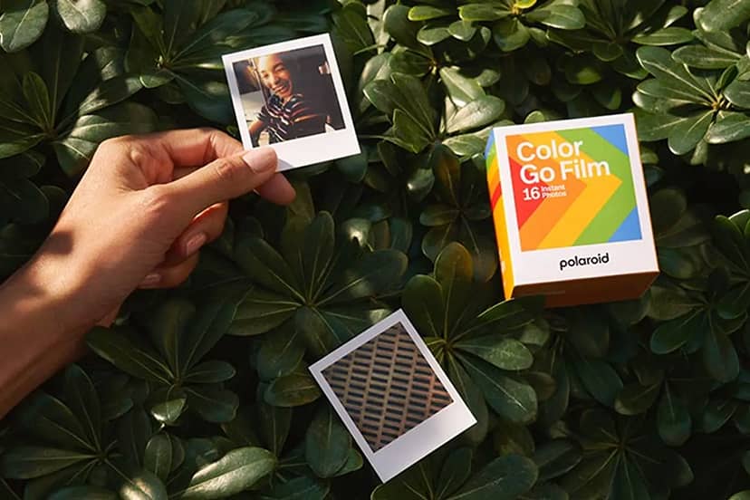 Caja de 16 exp de la Polaroid Go y dos fotografías