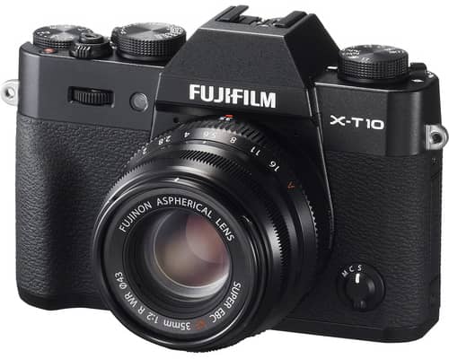 Lente XF 35mm f/2 r WR montado en una cámara X-T10 vista de perfil