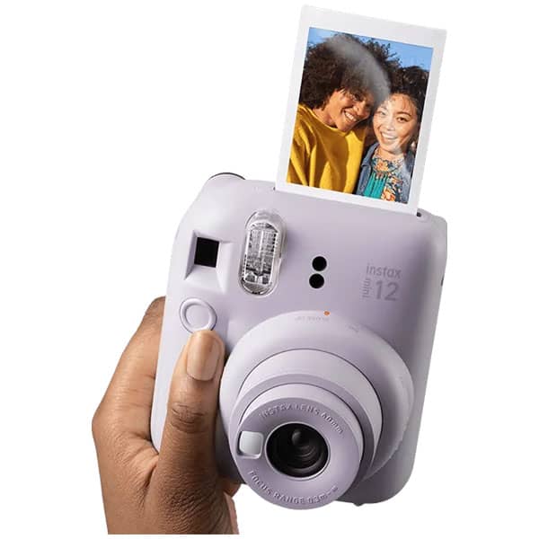 Instax Mini 12 lila Cámara de Película Instantánea vista frontal con foto impresa