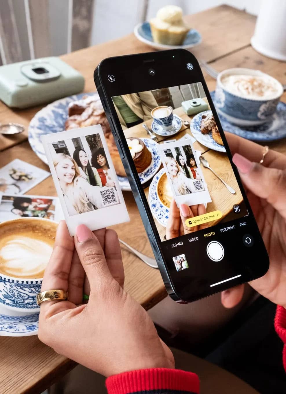 Smartphone con una imagen de una foto en pantalla e impresa instax mini