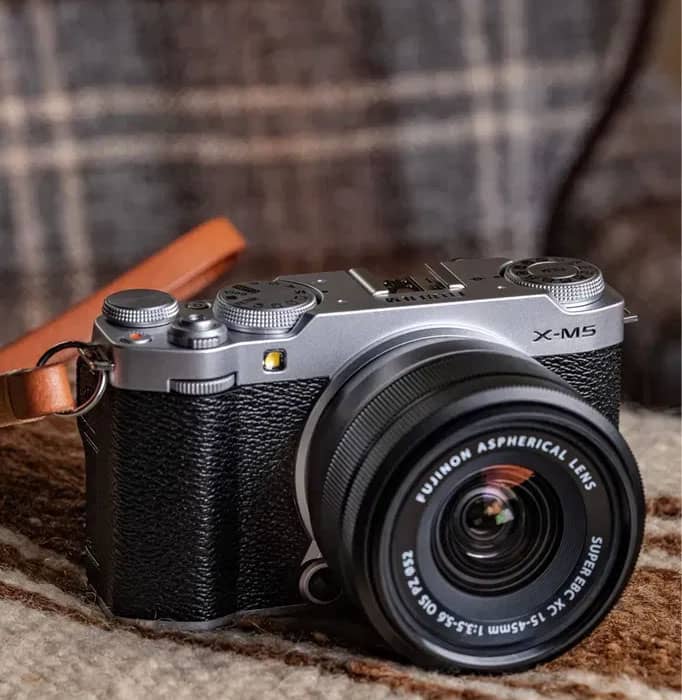 FUJIFILM X-M5 con Objetivo XC 15-45mm vista de perfil