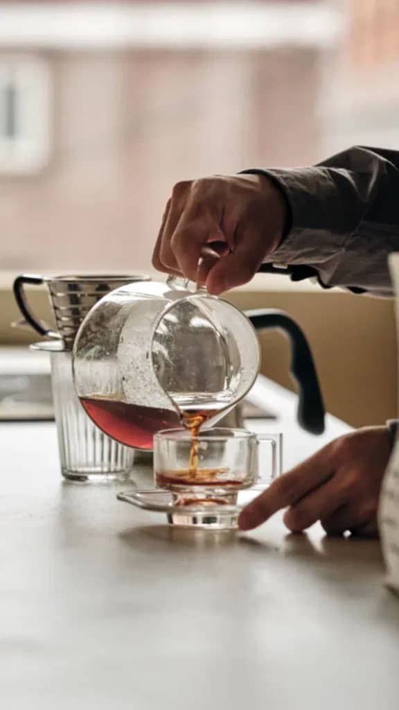 Hombre sirviendo café en una taza