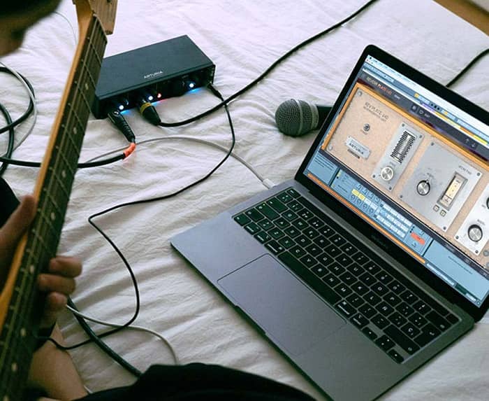 Usando la Interfaz Arturia Minifuse 2 conectada a una laptop y guitarra