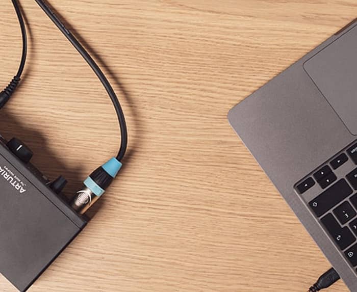 Interfaz Arturia Minifuse 4 conectada a una laptop