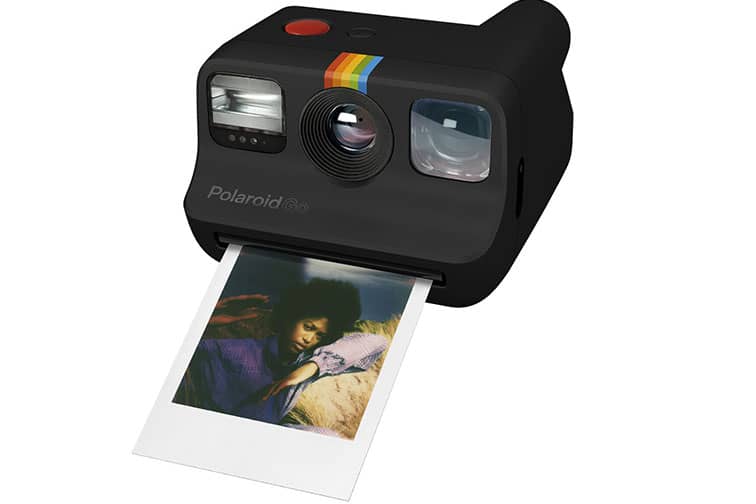 Polaroid Go negra imprimiendo una foto instantánea