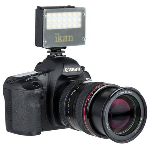 iLED-MA Micro Luz de Proyección montada en una cámara DSLR