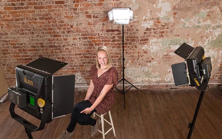 Tres luces Lyra LB10 en un estudio de fotografía con una mujer posando