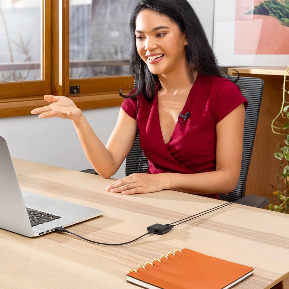Mujer hablando con un AI-Micro conectado a una laptop