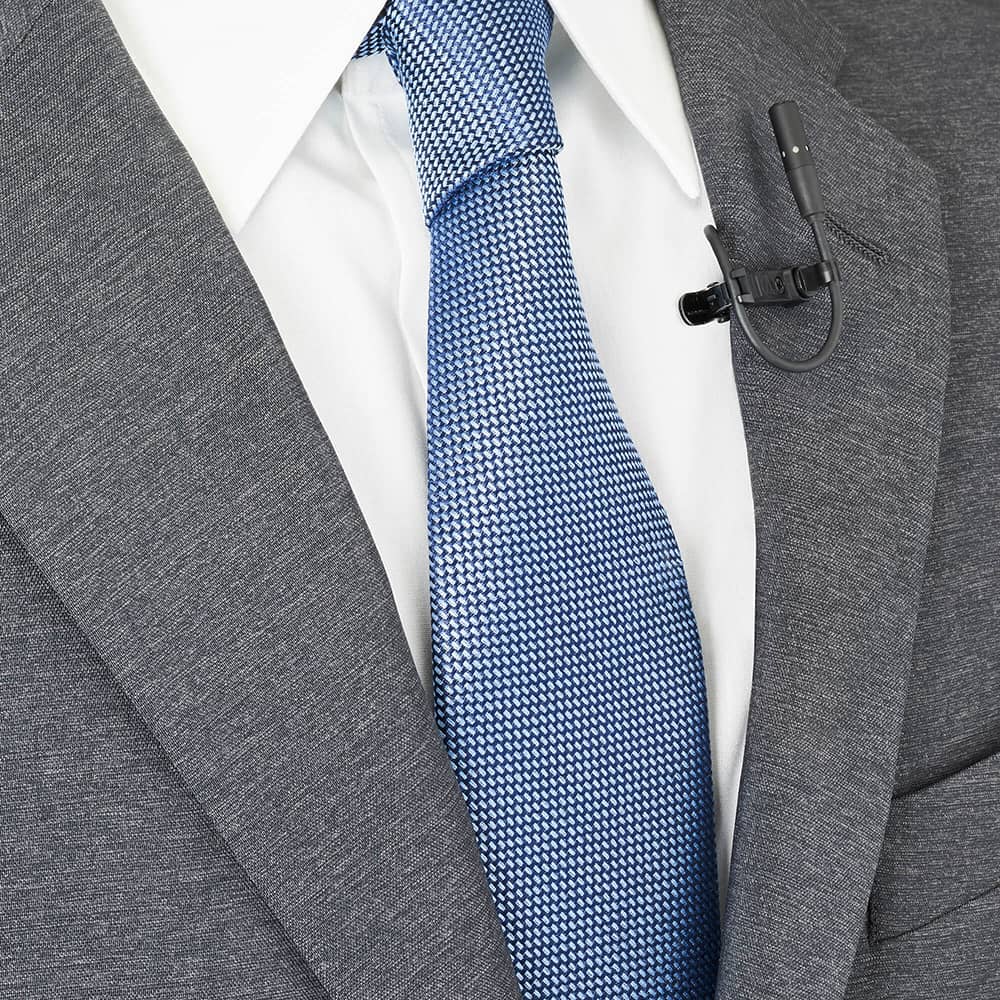 BP898cW Audio Technica Micrófono de solapa colocado en el traje de un presentador BP898cW Audio Technica Micrófono de solapa colocado en el traje de un presentador