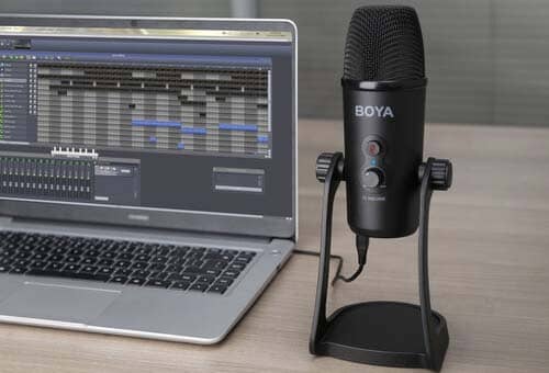 BOYA BY-PM700 Micrófono Multipatrón USB conectado a una laptop
