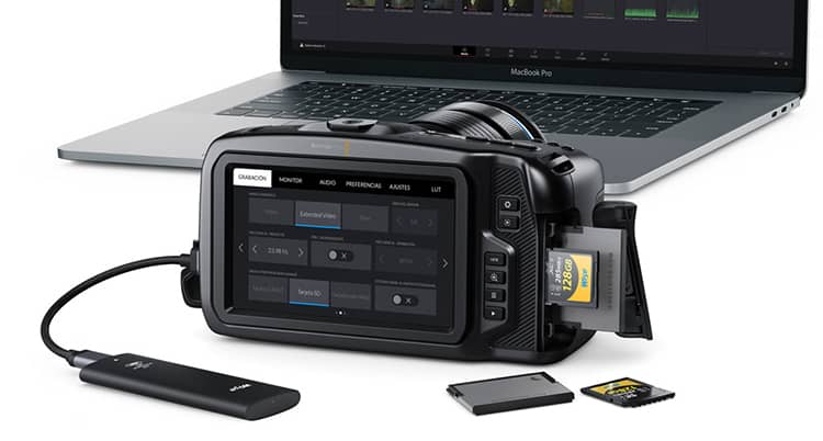 Pocket Cinema Camera 4K conectada a un SSD y con varias tarjetas de almacenamiento