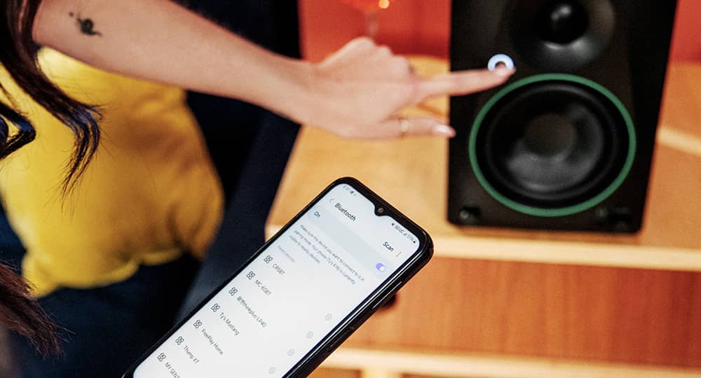 Conectando los Monitores Bluetooth de Escritorio Mackie CR4.5BT a un celular Conectando los Monitores Bluetooth de Escritorio Mackie CR4.5BT a un celular