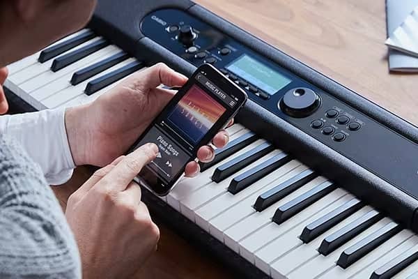 Usando un móvil con la conexión bluetooth y el teclado portátil Casio CT-S400