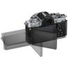 Nikon Z fc Cámara sin espejo con objetivo 16-50mm vista posterior con pantalla abierta