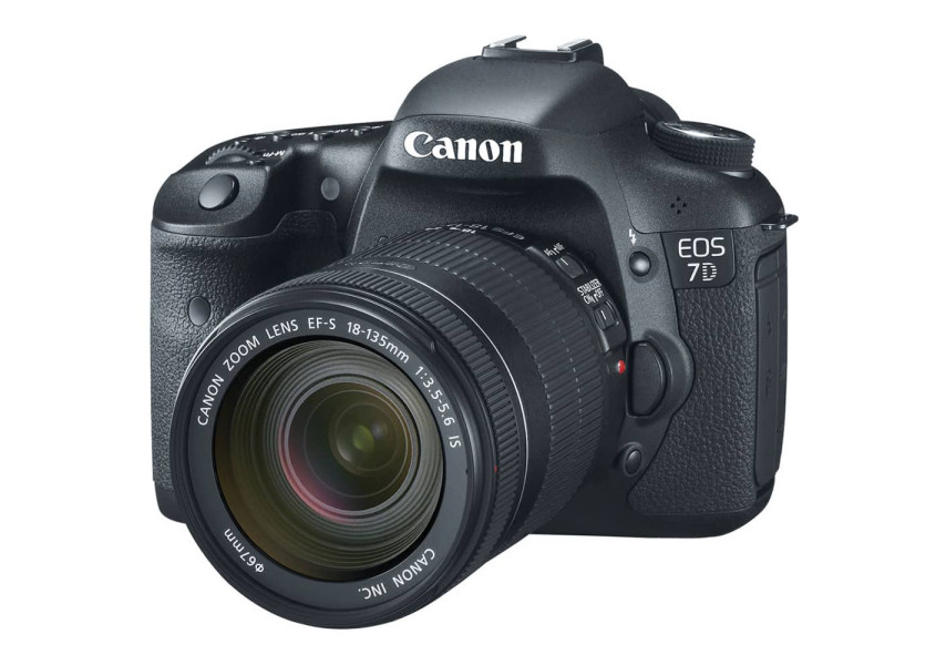 Canon EOS 7D DSLR con lente 18-135mm vista de perfil