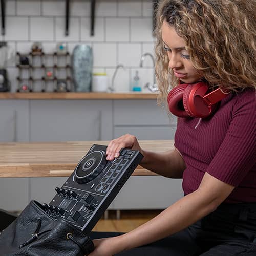 Muchacha guardando el DDJ-200 en un bolso