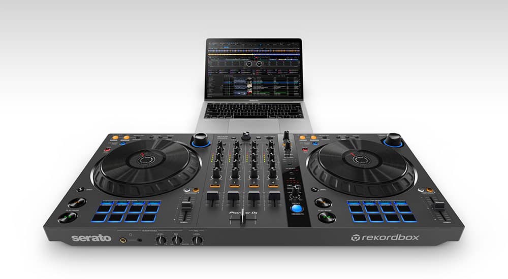 Contorlador DDJ-FLX6-GT conectado a una laptop