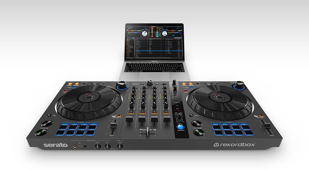 Contorlador DDJ-FLX6-GT conectado a una laptop