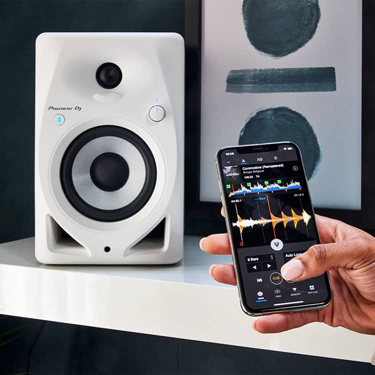 Monitor DM-40D-BT conectado vía bluetooth con un smartphone