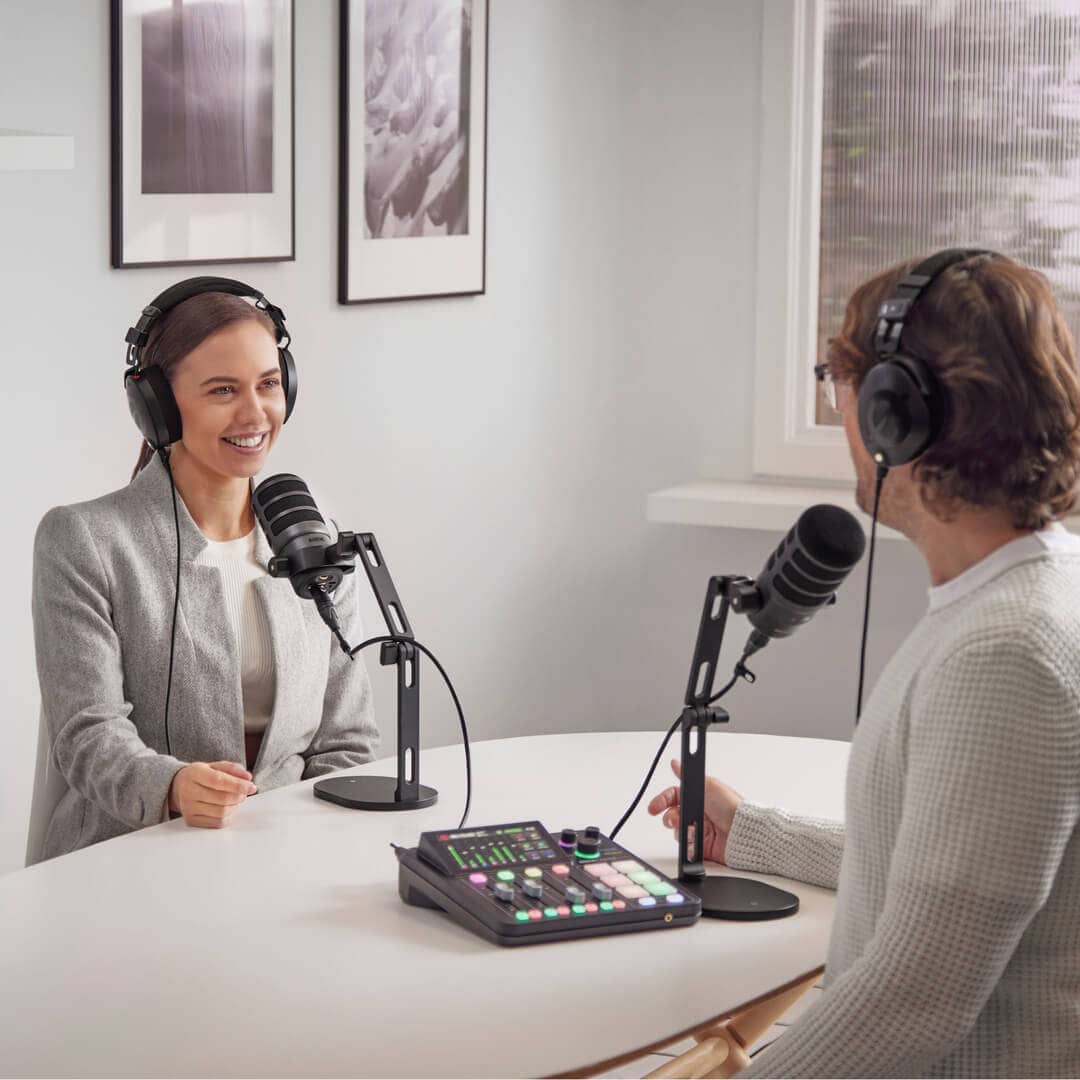 Dos personas en una entrevista utilizando el DS2 con micrófonos RODE