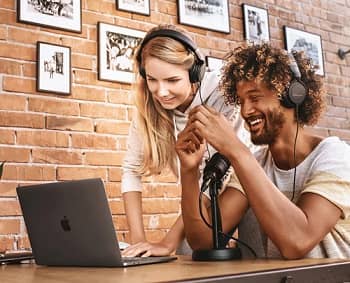 Pareja grabando con los Audífonos DT 240 Pro