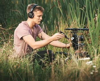 Hombre grabando en exteriores Audífonos DT 240 Pro