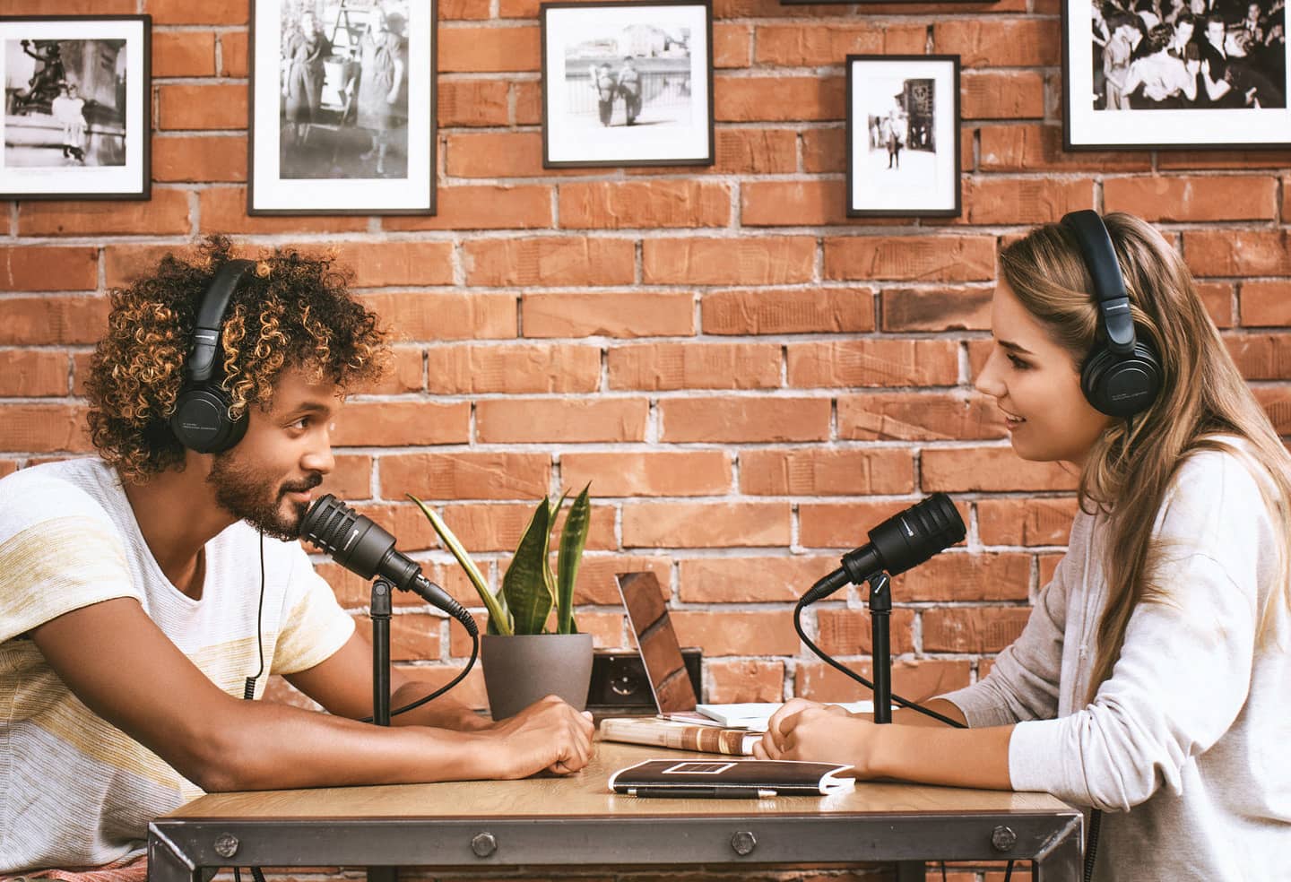 Pareja grabando un podcast con los Audífonos DT 240 Pro