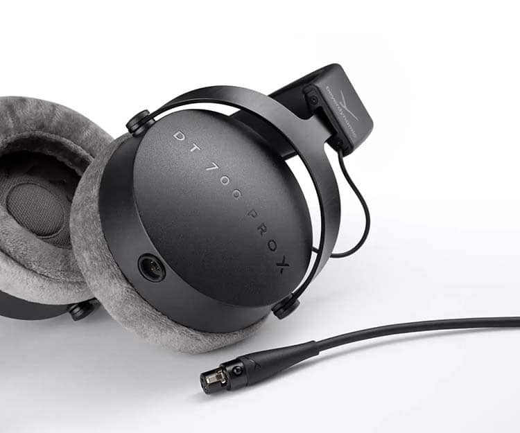 beyerdynamic DT 700 Pro X con conector mini XLR vista lateral beyerdynamic DT 700 Pro X con conector mini XLR vista lateral