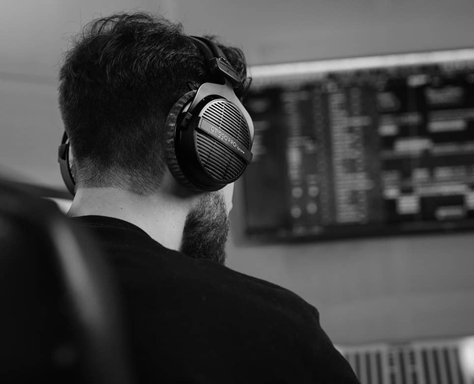 Hombre usando los Auriculares DT 990 250 Ohms
