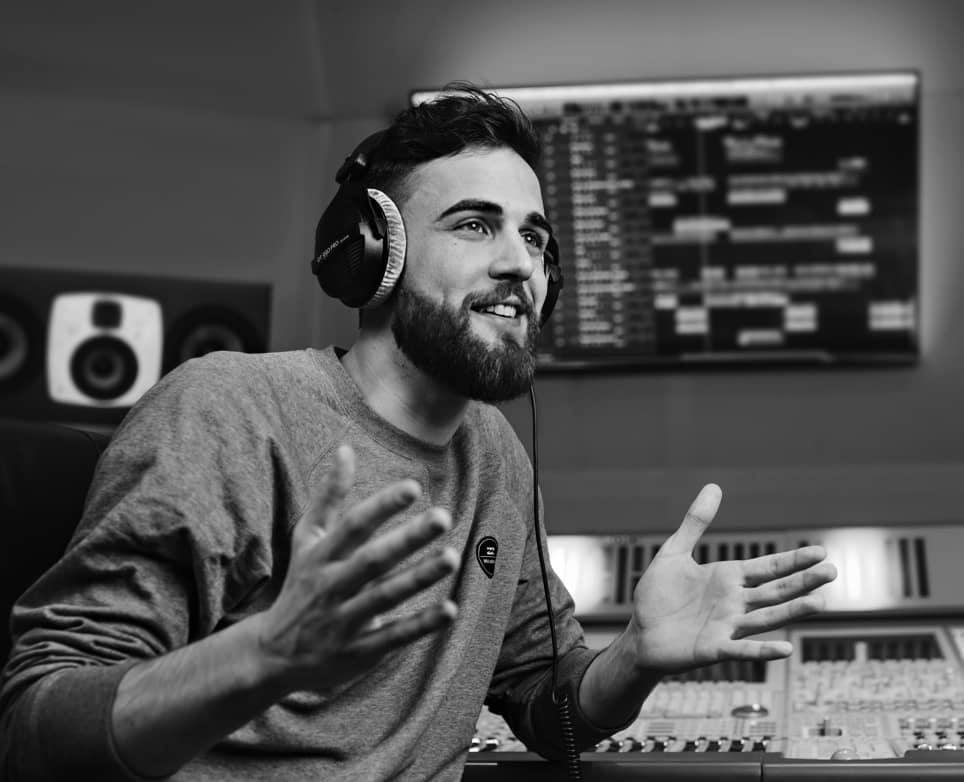 Hombre usando los Auriculares DT 990 250 Ohms