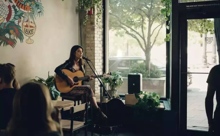 Cantante usando el EON ONE COMPACT